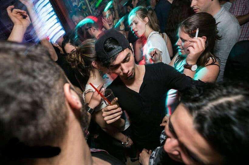 4-Hour Shanghai Pub Crawl (bars & nightclub hopping) - What to watch for: age limits, extra drinks, and a fast pace