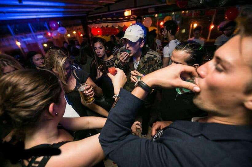 4-Hour Shanghai Pub Crawl (bars & nightclub hopping) - Group size, solo-friendly vibes, and the right expectations