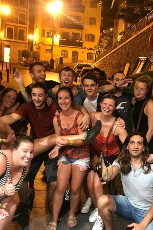 Alicante: Guided Pub Crawl with Shots and Beer - Meeting up: finding the guide in the pink T-shirt