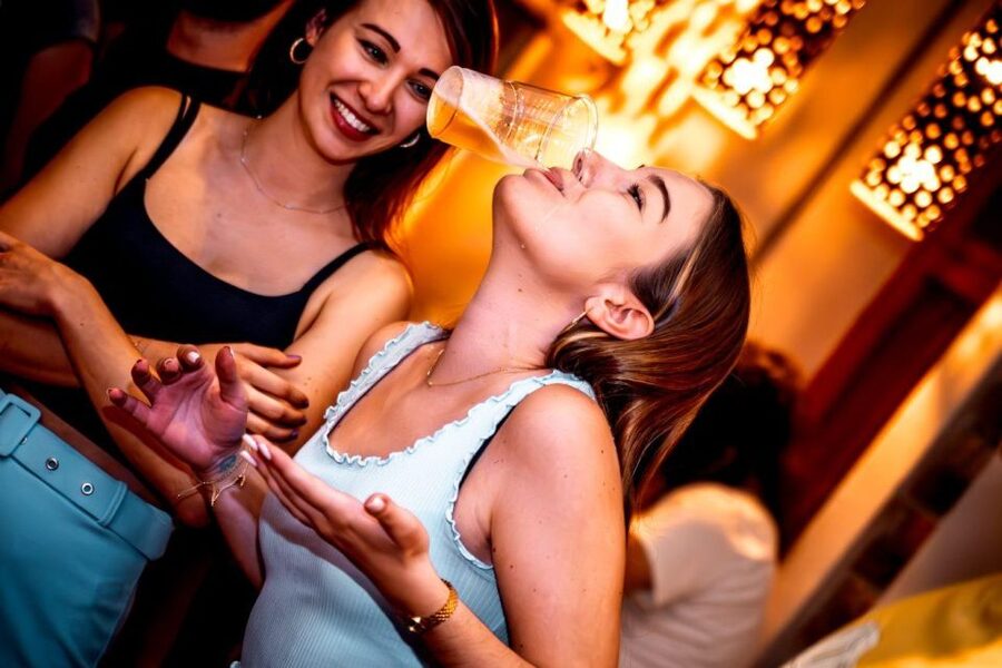 Amsterdam: Original Pub Crawl Party with VIP Entrance - Who this pub crawl is for (and who should choose something else)