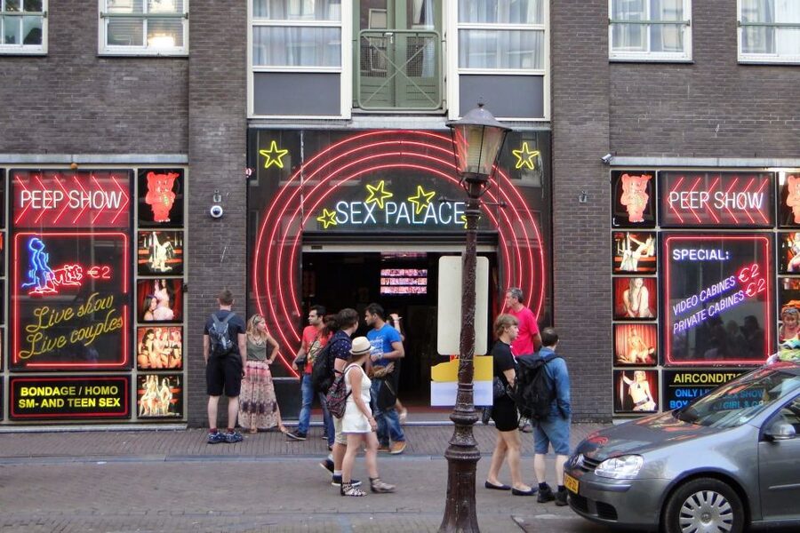 Amsterdam: Red Light District and Local Pub Tour - The Traditional Pub Finish (What It Adds and What It Costs)