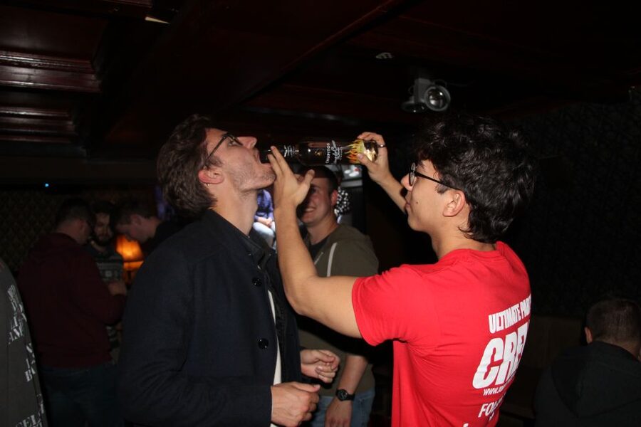 Amsterdam: Red-Light District Pub Crawl and Booze Boat Tour - Best for groups, but solo can work too