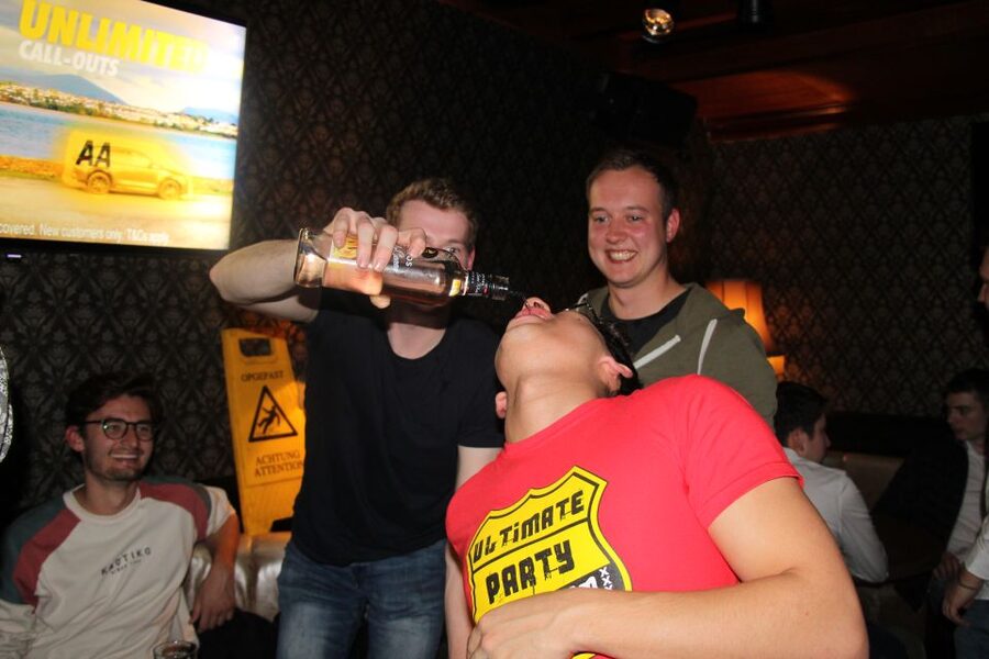 Amsterdam: Red-Light District Pub Crawl and Booze Boat Tour - Club entrance: staying as long as you like