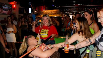 Amsterdam: Red Light District Pub Crawl with Unlimited Shots - Nightclub entry included: how to enjoy the finale without overspending