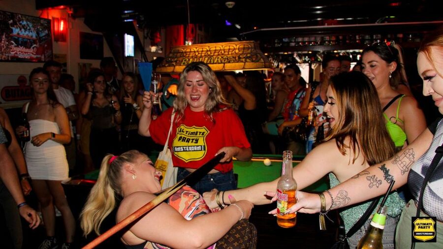 Amsterdam: Red Light District Pub Crawl with Unlimited Shots - Nightclub entry included: how to enjoy the finale without overspending