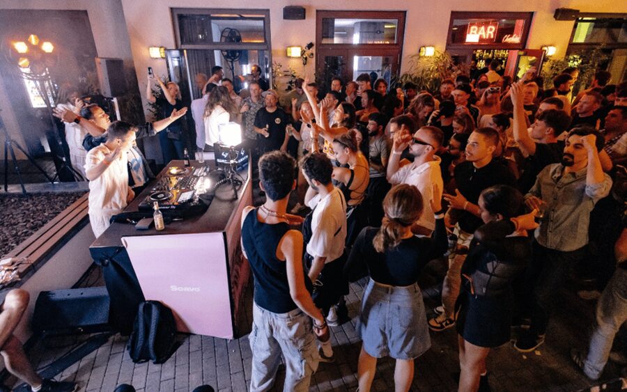 Berlin: Pub Crawl with Shots and VIP Club Entry - Meeting at Generator Berlin Alexanderplatz: the 21:00 start