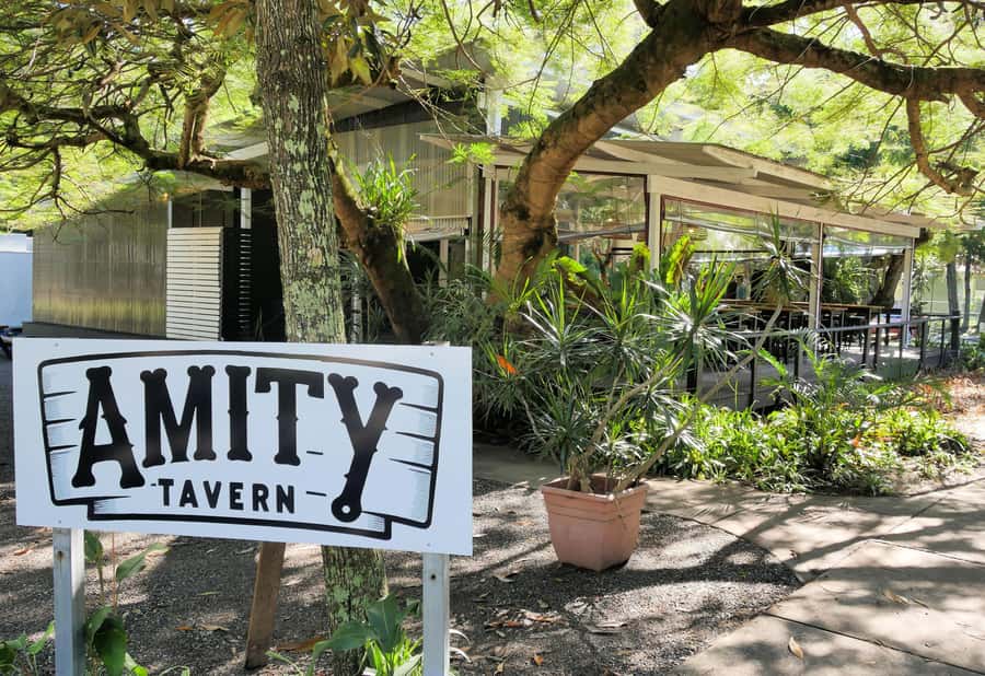 Brisbane: Island Pub Crawl with Lunch and High-Speed Boat - North Stradbroke Island and Amity Tavern Lunch: More Than Just a Meal