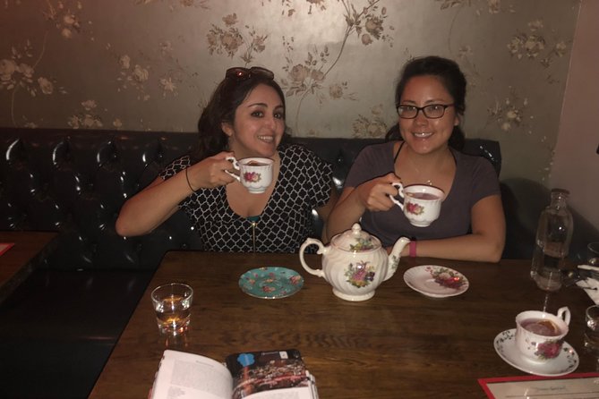 Broadway Prohibition Pub Crawl - Flûte Champagne Bar: The 1920s Speakeasy Atmosphere