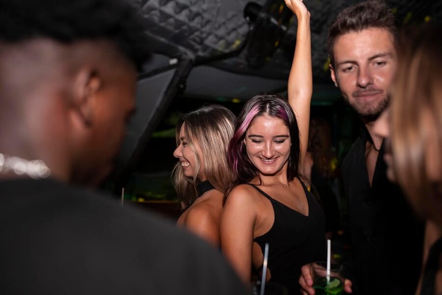 Brussels: BXL Pub Crawl Guided Tour - Karaoke and DJ beats: when the group turns the volume up
