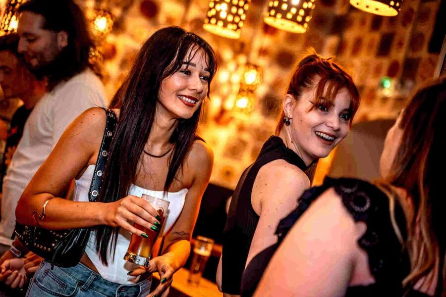 Budapest: Ruin Bar Pub Crawl with Entry Tickets - The 5-Hour Format: How the Night Actually Feels