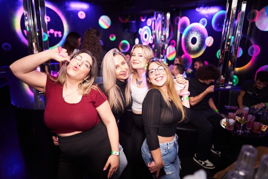 Camden Pub Crawl & Bar Tour London - Weekend Energy: Bigger Venues and the 3:00 AM Finish