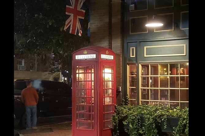 Creepy Crawl Night-Time Haunted Pub Walking Tour of Savannah's Historic District - The guide’s role: what’s been praised and what to watch for