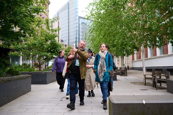 Devour London Historical Pub Tour:Traditional British Food & Ales - Guides, group size, and how the tour stays fun