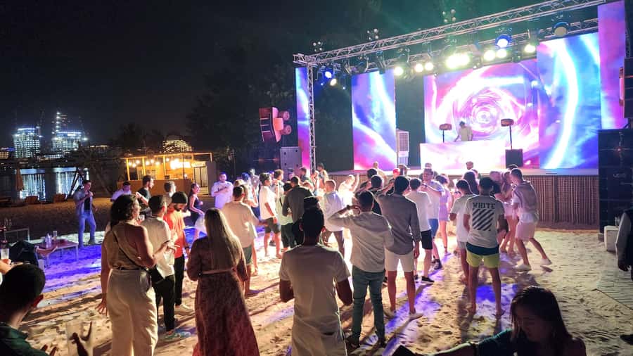 Dubai: Pub Crawl Nightlife Tour - Shots, tables, and priority entry: where the $63 fits