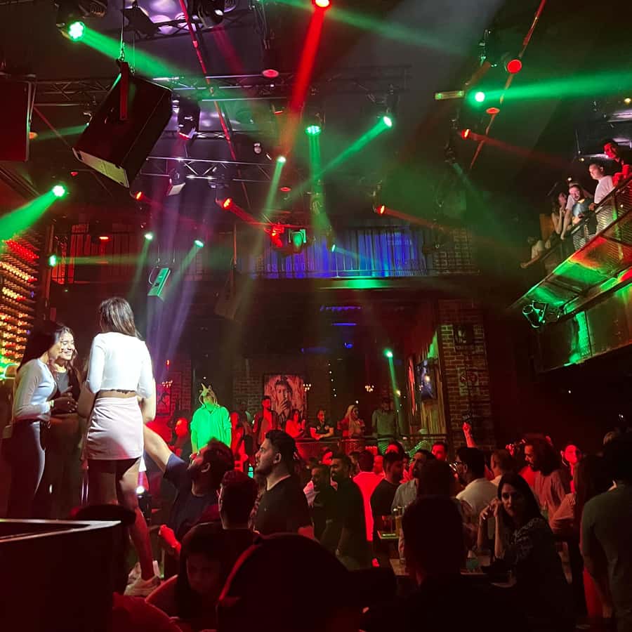 Dubai: Pub Crawl Nightlife Tour - Dress code and rules that can affect your entry
