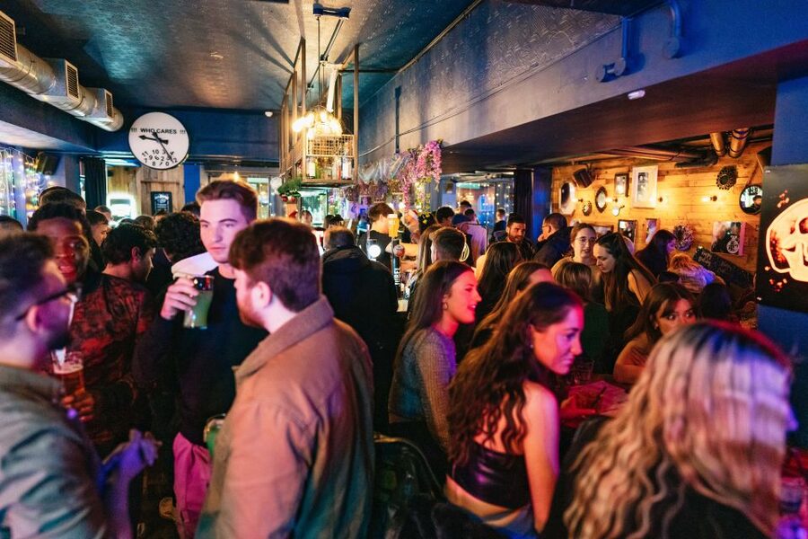 Edinburgh: 7 Bar Pub Crawl with 7 Shots & Discounts - Up to 25% off and no cover: where the savings really come from