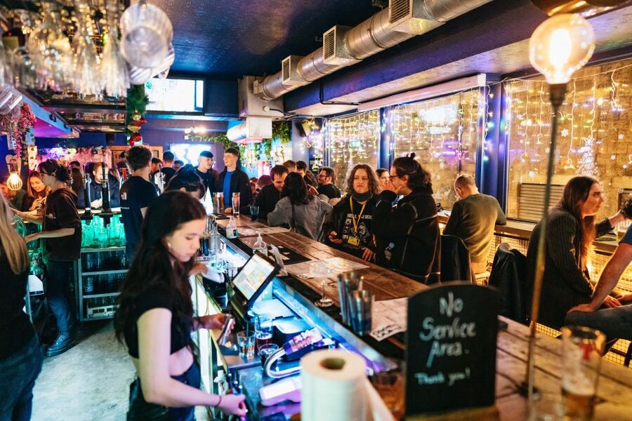 Edinburgh: 7 Bar Pub Crawl with 7 Shots & Discounts - Club entry, queues, and the VIP effect (without the stress)