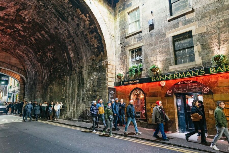 Edinburgh: 7 Bar Pub Crawl with 7 Shots & Discounts - Guides make or break it: what stands out from the people behind the night