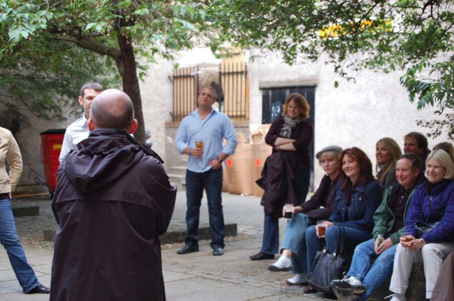 Edinburgh Literary Pub Tour with "Real-Actors" - Wynds and Courtyards as Story Sets