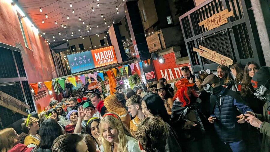 Edinburgh: Pub Crawl 7 Bars with 6 Shots - Why This 7-Bar Old Town Crawl Works