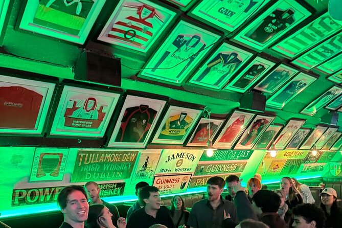 Edinburgh Pub Crawl Free Shots and VIP Entry - The Full Night Plan: Grassmarket to The Hive, 4–5 More Venues