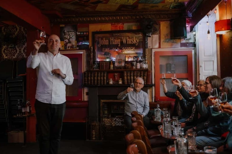 Edinburgh: Whisky Tasting and Storytelling in a Historic Pub - Key things you’ll notice right away
