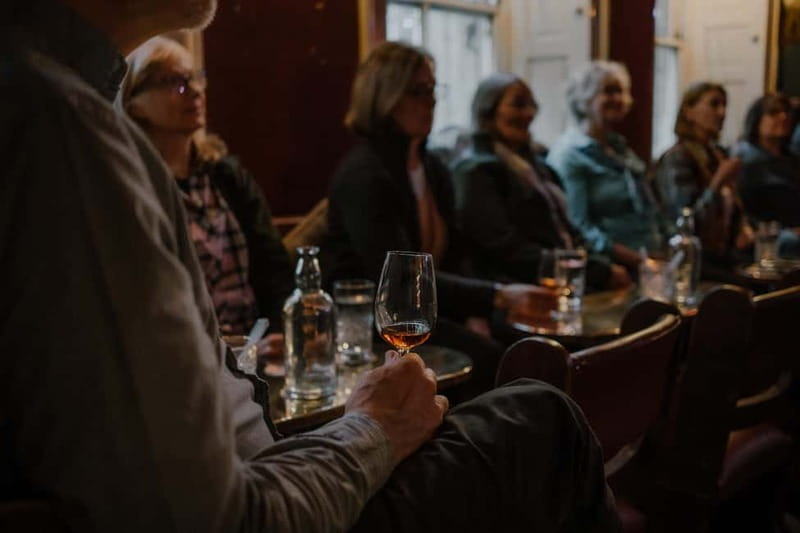 Edinburgh: Whisky Tasting and Storytelling in a Historic Pub - Practical details that can affect your night