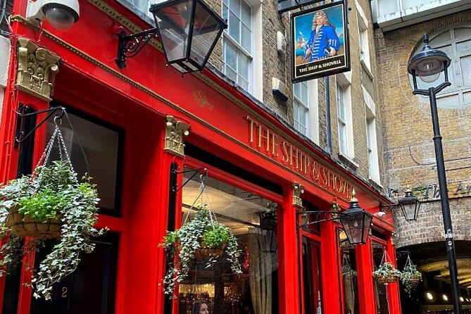 Historic Pub Walking Tour of London - The guides: Rachel, Connor, Carolina, and Mike set the tone