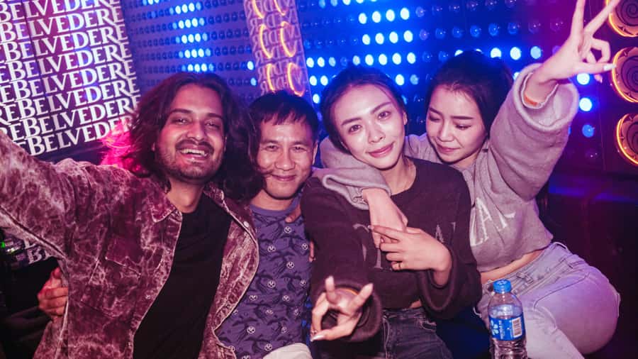 Hong Kong: 3-Hour Lan Kwai Fong Pub Crawl - Where the night starts: Dead & Bar and Lan Kwai Fong Amphitheatre