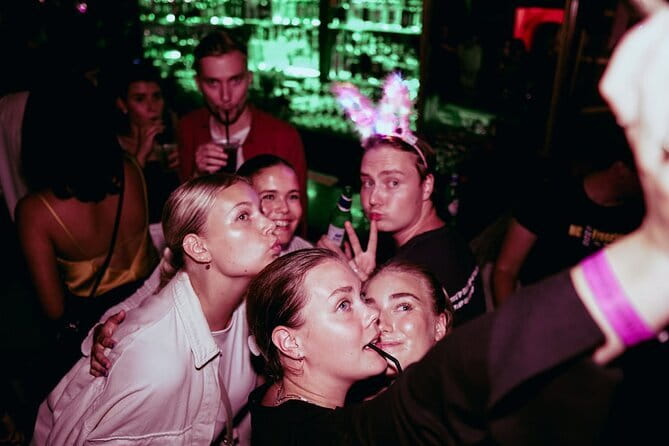 Hong Kong Pub Crawl at Lan Kwai Fong (LKF) - The professional photographer: how to get photos without killing the vibe