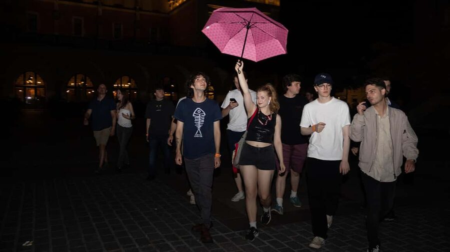 Krakow: Pub Crawl 1H Open Bar, VIP Entry & Welcome Shots - Adam’s Statue meetup and the pink-umbrella signal