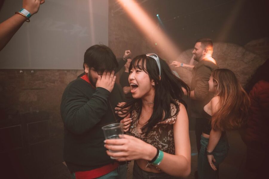 Krakow: Pub Crawl 1H Open Bar, VIP Entry & Welcome Shots - VIP entry and express security: what you gain in Kraków