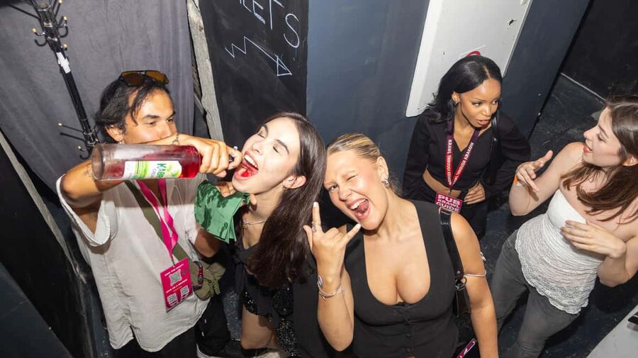 Krakow: Pub Crawl 1H Open Bar, VIP Entry & Welcome Shots - The guides: friendly energy and keeping the group together