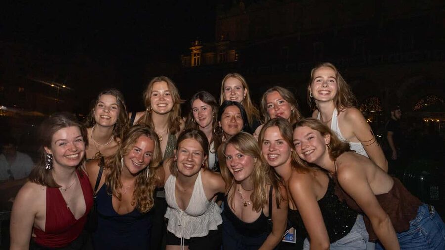 Krakow: Pub Crawl 1H Open Bar, VIP Entry & Welcome Shots - Power hour value: why $31 can feel like more than it sounds