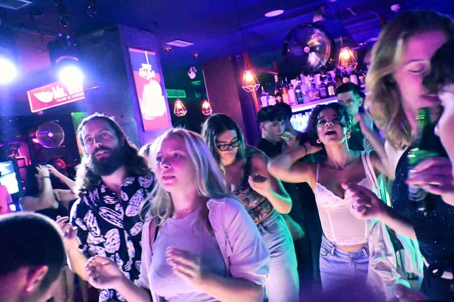 Las Palmas: Weekly Pub Crawl - Meeting Point Near the Fountain: Fast Start, Less Stress