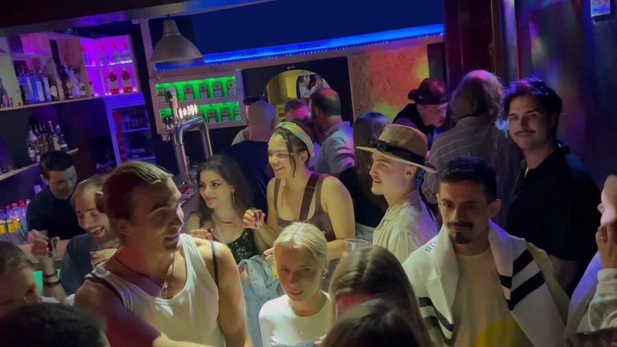Lisbon Pub Crawl: Unlimited Drinks, Shots & V.I.P Club Entry - Miradouro de São Pedro de Alcântara: the 5-hour night starts with order