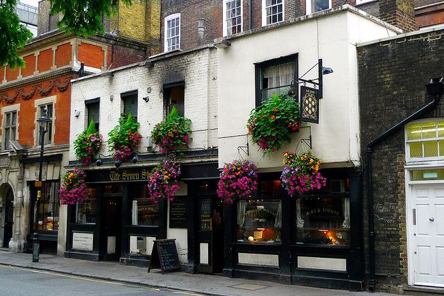 London: 2-Hour Historic Pub Tour - The 2-hour pacing: what moderate walking really means here