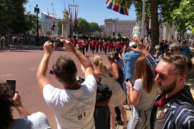 London Bike Tour: Landmarks, Secret Gems, Pub Stop & Street Art - Admiralty Arch and Trafalgar Square: quick hits with memorable details