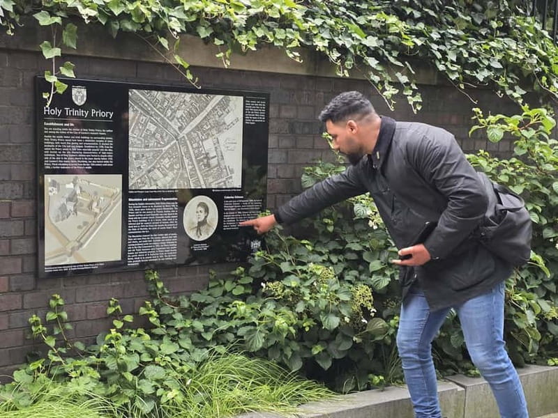 London: Jack the Ripper Tour with Historic Pub Stops - Starting at The White Hart: your first clue is the pub itself