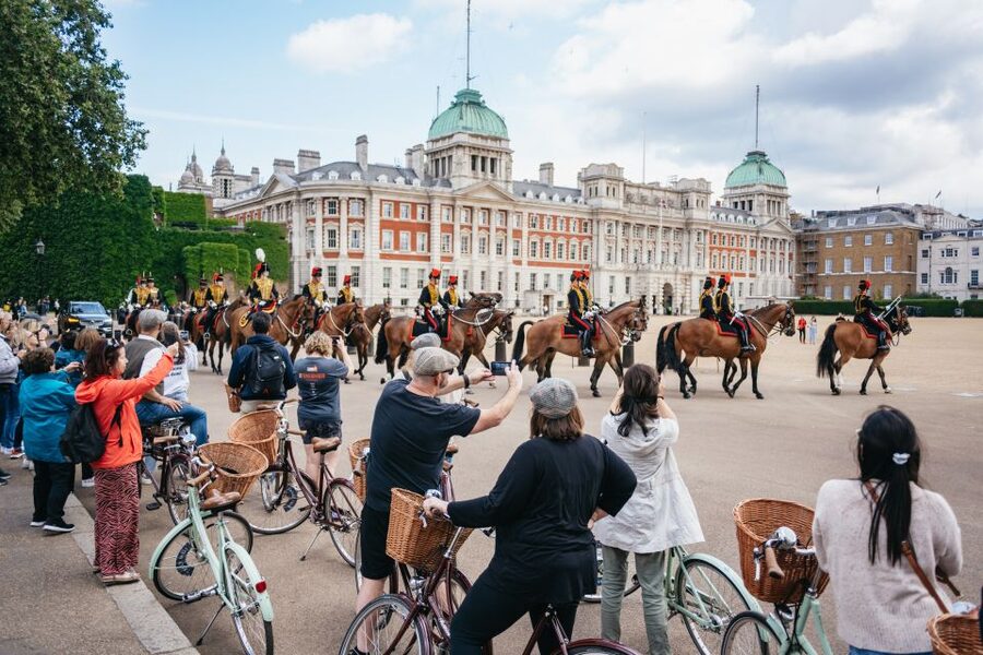 London: Landmarks & Secrets Bike Tour with Pub & Street Art - Handmade Pashleys and 3.5 Hours That Actually Covers the Core