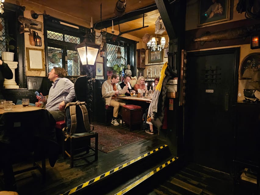 London: Pilgrims and Pirates Historical Pub Tour - Key things you’ll notice right away