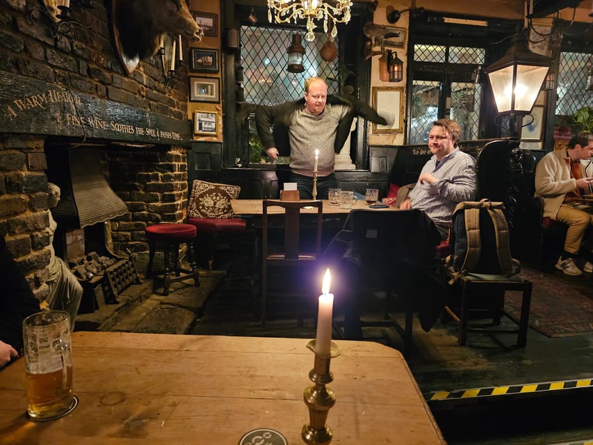 London: Pilgrims and Pirates Historical Pub Tour - The first big shift: from everyday streets to a waterfront mindset
