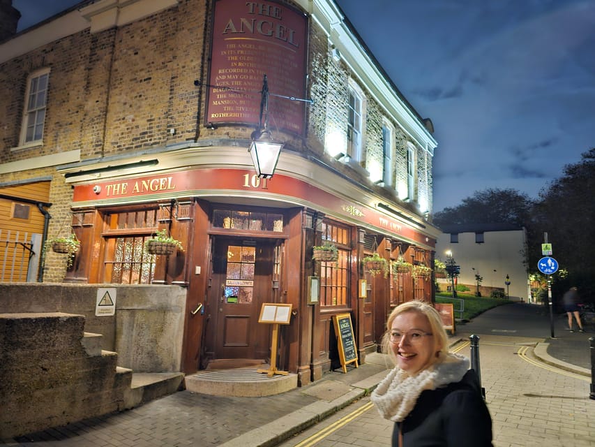London: Pilgrims and Pirates Historical Pub Tour - Crossing the Thames via the Thames Tunnel