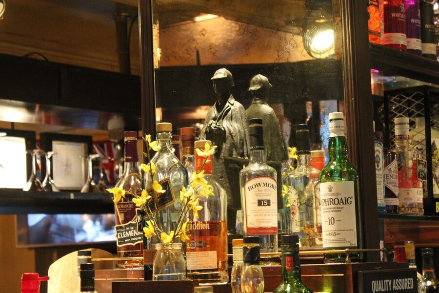 London: Private Pub Tour - Starting at Embankment Station: a smart way to begin