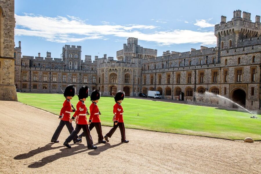 London: Windsor, Stonehenge & Bath with 14th-Century Pub - How this 12.5-hour coach day actually feels