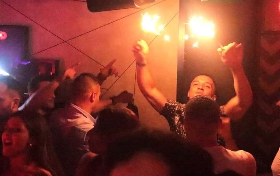Madrid: Top Pub-Crawl with Drinks and Nightclub Entry - The First Stops: Ice-Breaker Shots and a Guided Start in Puerta del Sol