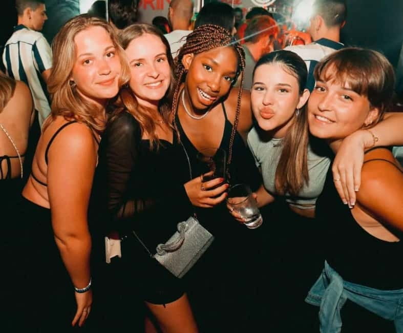 Málaga: Pub Crawl Málaga Madness - Camden Lock Málaga: meeting point and the energy you’ll feel