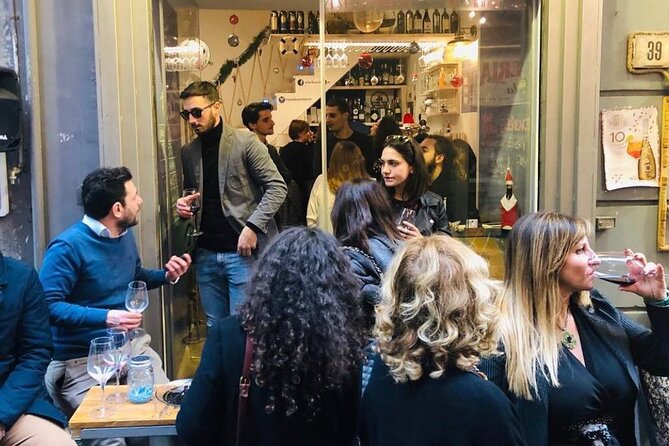 Napoli Pub Crawl in the Old Town - Meeting at Il Cavaliere di Toledo (9:30 pm) and ending in Piazza Bellini