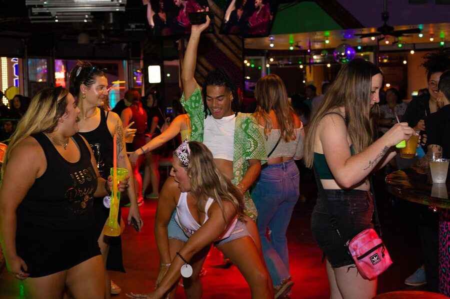 Nashville Bar Crawl: Guided Pub Crawl with Drinks Discounts - Practical Tips: ID, Timing, and Finding the Group on Broadway