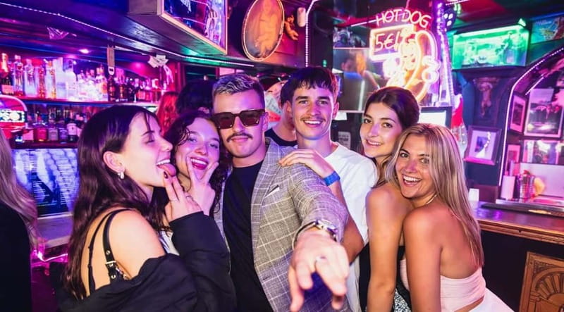 Nice: Bar/Pub Crawl with Free Shots and VIP Entry - Meeting Up and Getting Into the Flow in Nice